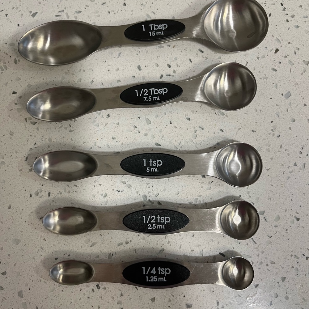 Magnetic Measuring Spoons
Set of 5
Stainless Steel
Stackable
Dishwasher safe